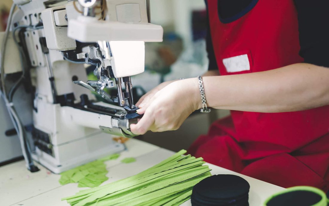 Operaria en una línea de costura de una maquiladora textil